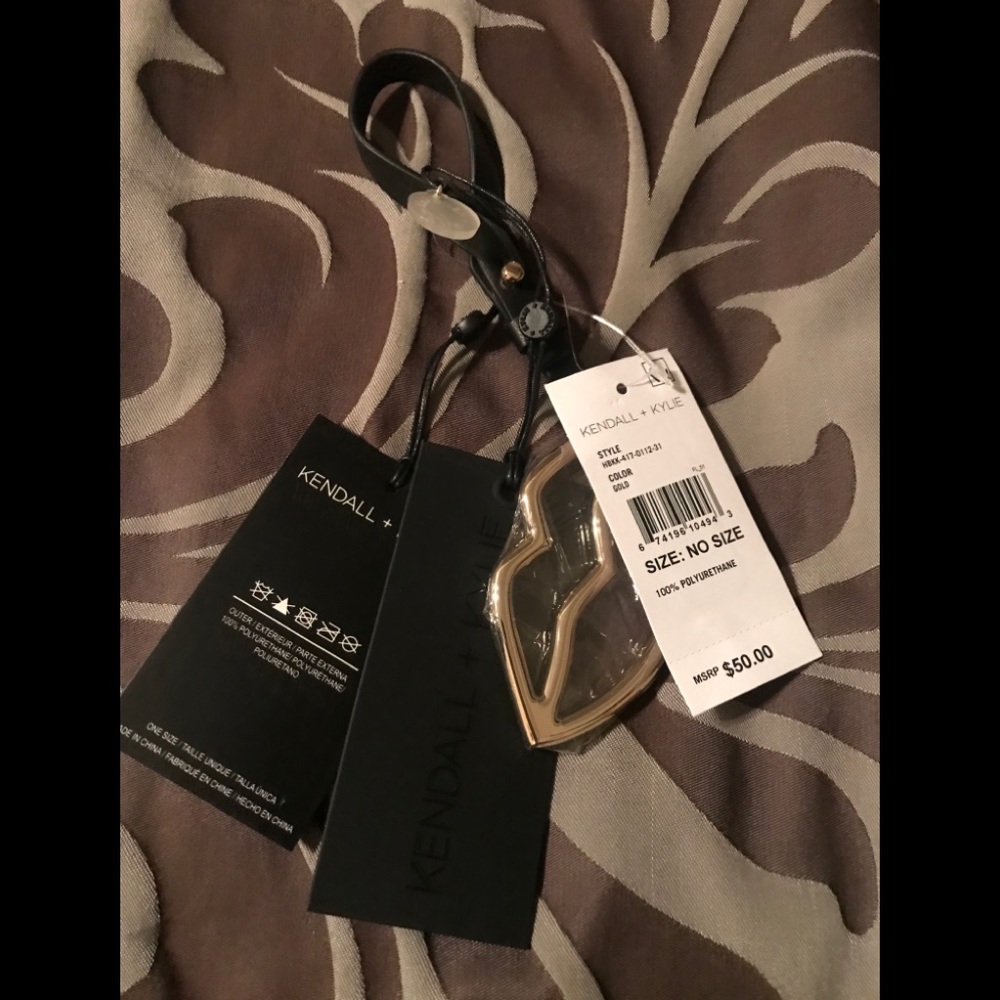 KENDALL + KYLIE bag tag gold lips